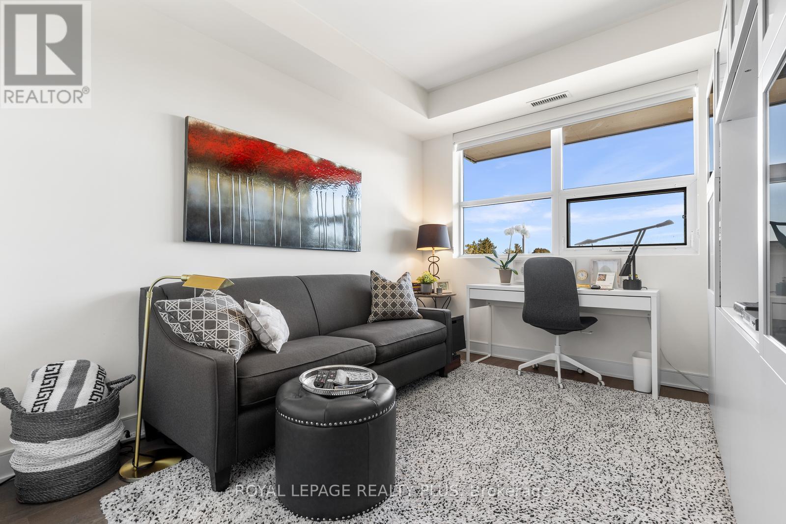 327 - 1575 Lakeshore Road W, Mississauga, ON - Indoor Photo Showing Living Room