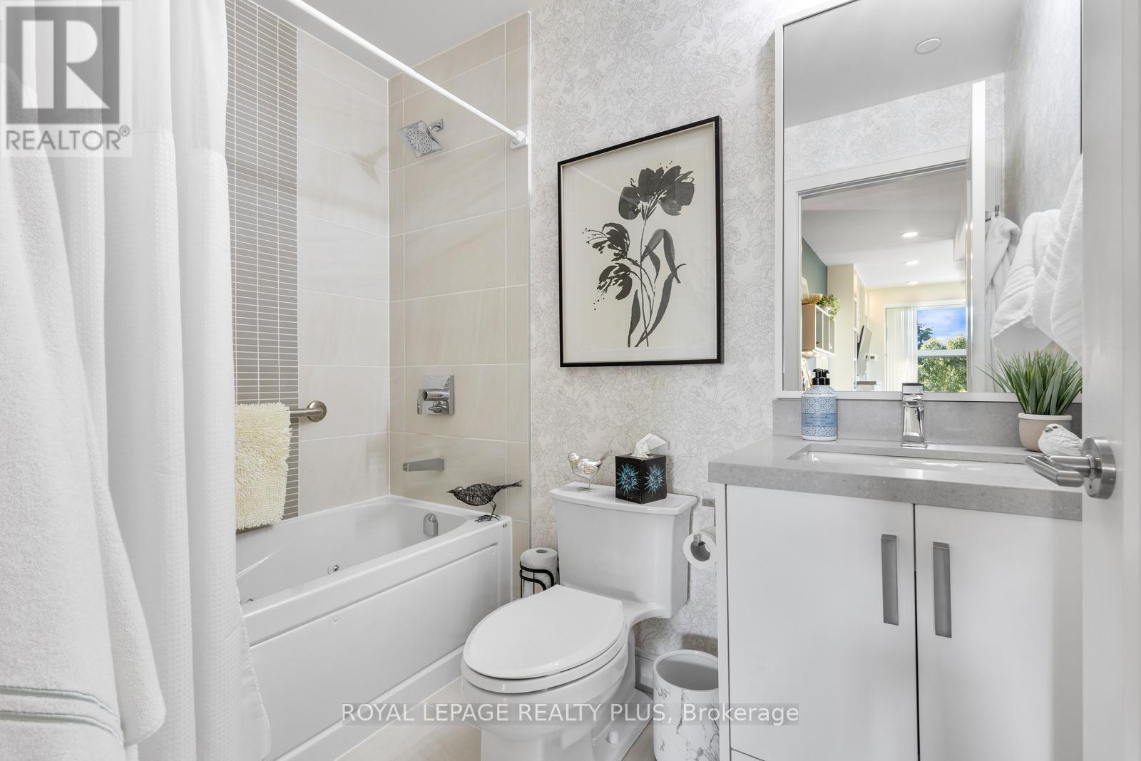 327 - 1575 Lakeshore Road W, Mississauga, ON - Indoor Photo Showing Bathroom