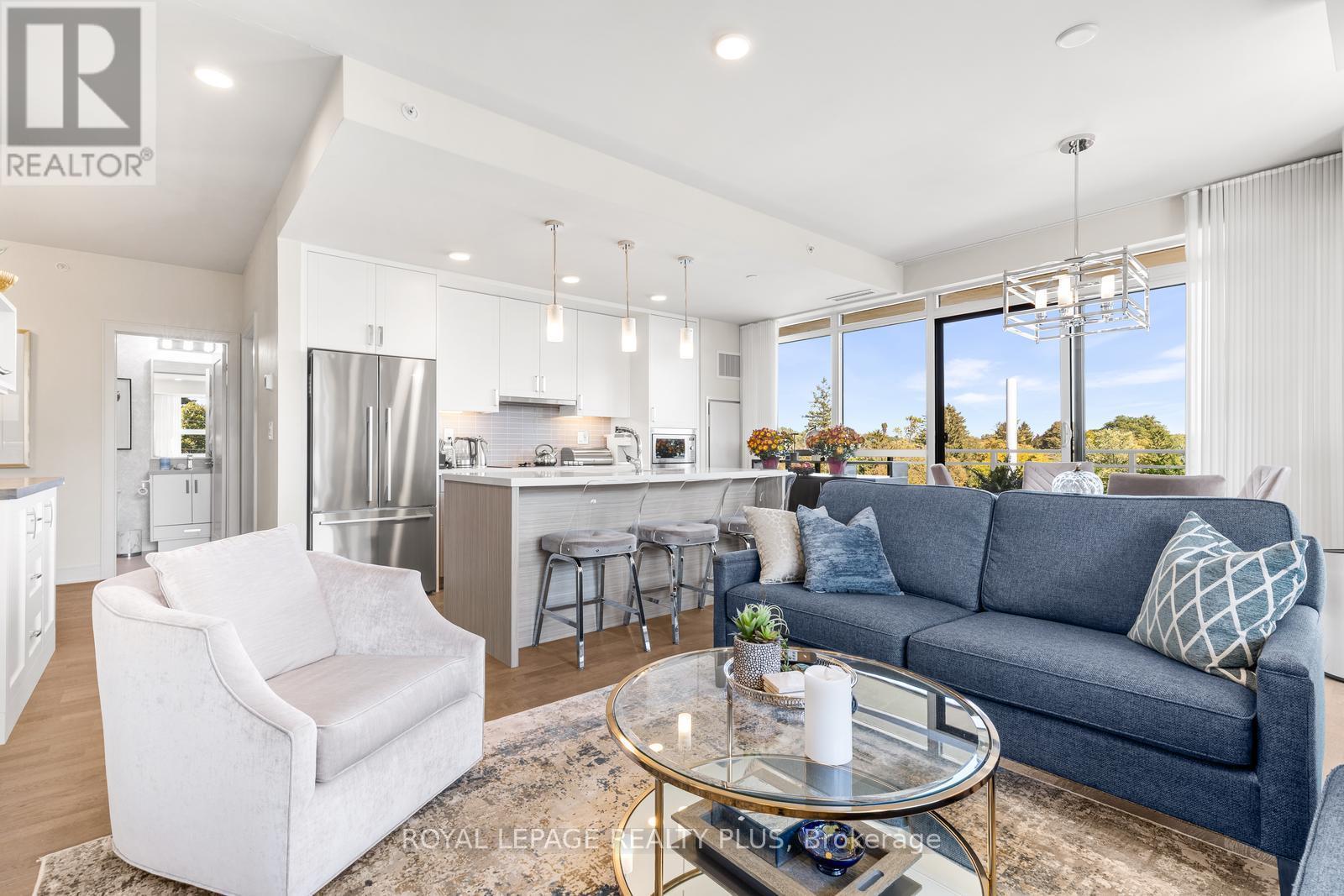 327 - 1575 Lakeshore Road W, Mississauga, ON - Indoor Photo Showing Living Room