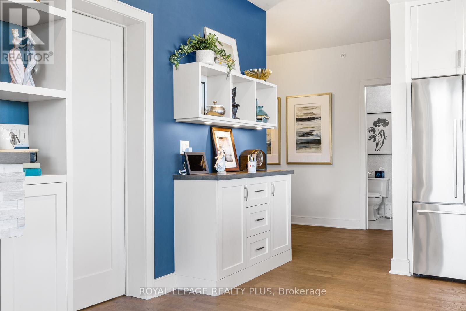 327 - 1575 Lakeshore Road W, Mississauga, ON - Indoor