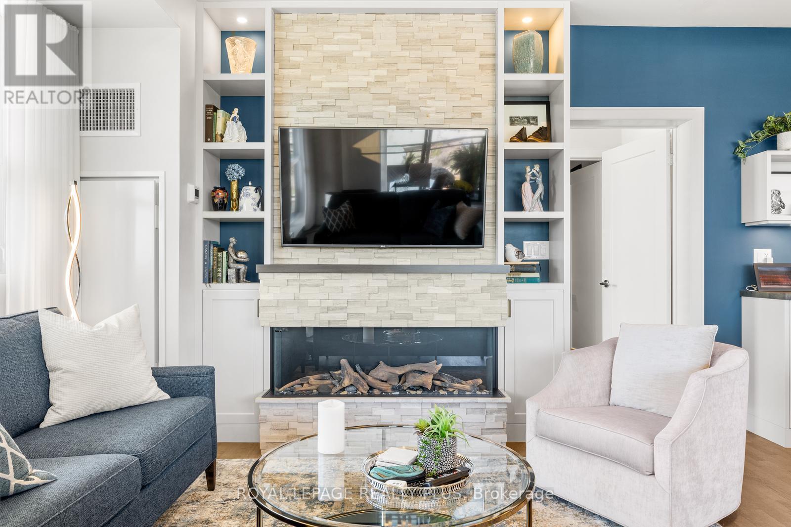 327 - 1575 Lakeshore Road W, Mississauga, ON - Indoor Photo Showing Living Room With Fireplace