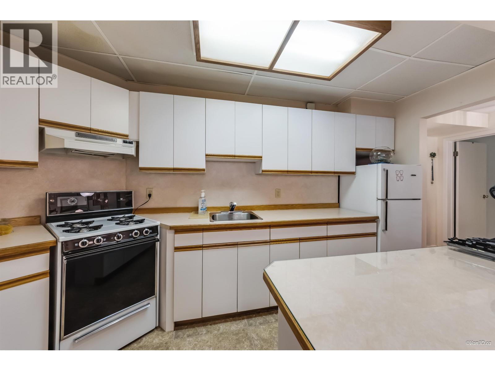 1207 Durant Drive, Coquitlam, BC - Indoor Photo Showing Kitchen