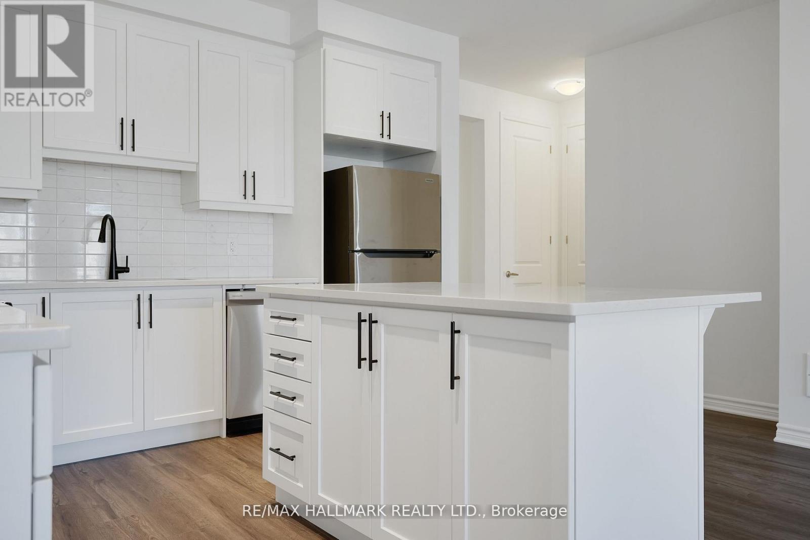700 Sargeant Place, Innisfil, ON - Indoor Photo Showing Kitchen