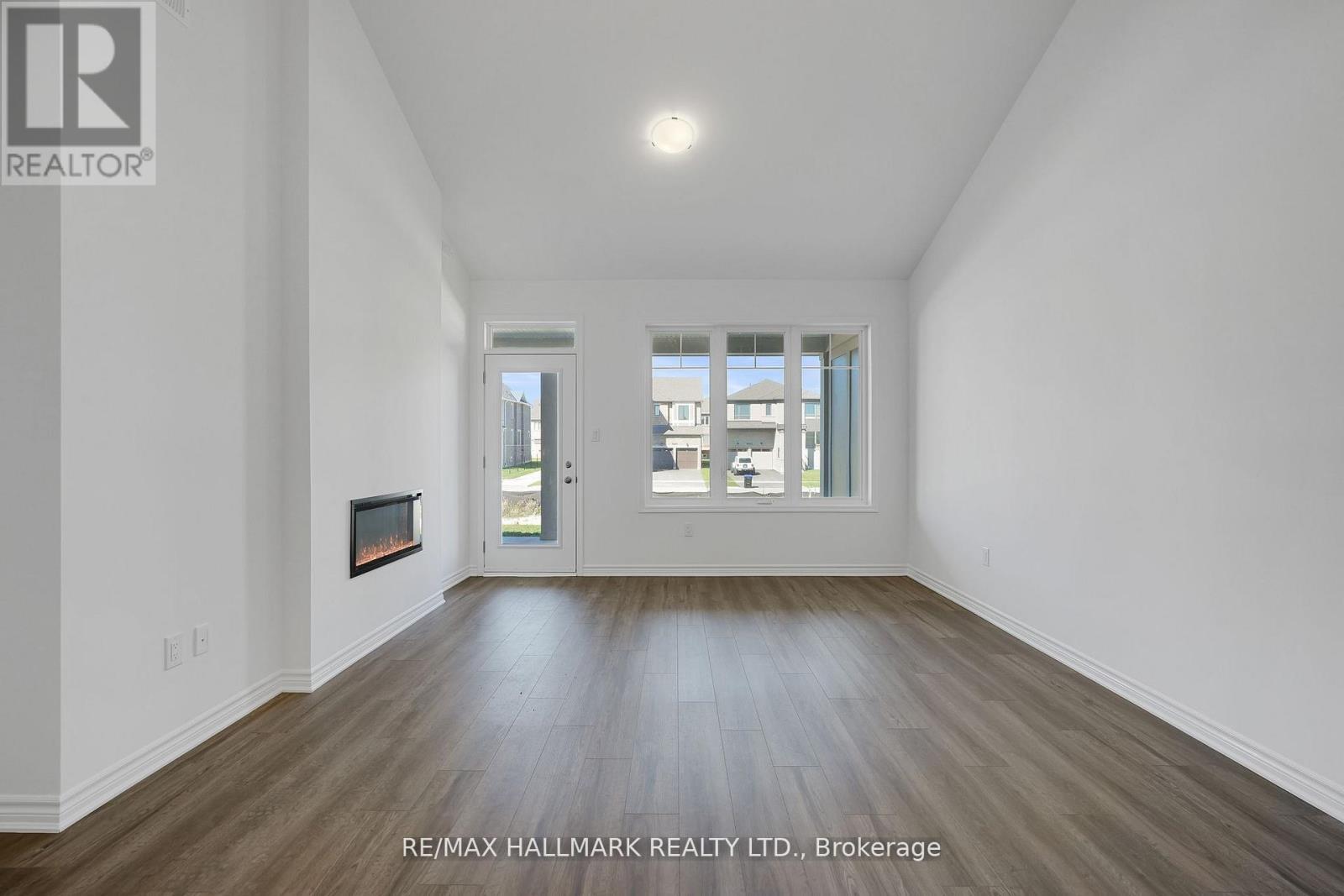 700 Sargeant Place, Innisfil, ON - Indoor With Fireplace