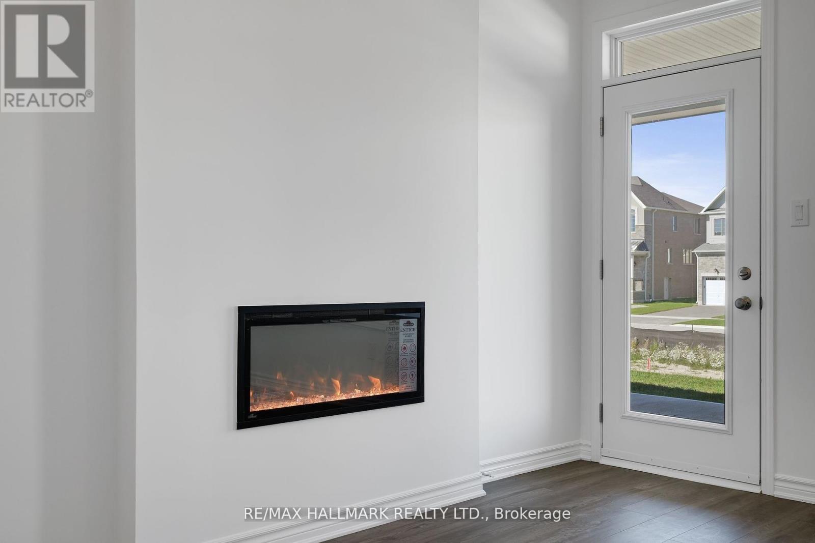 700 Sargeant Place, Innisfil, ON - Indoor With Fireplace