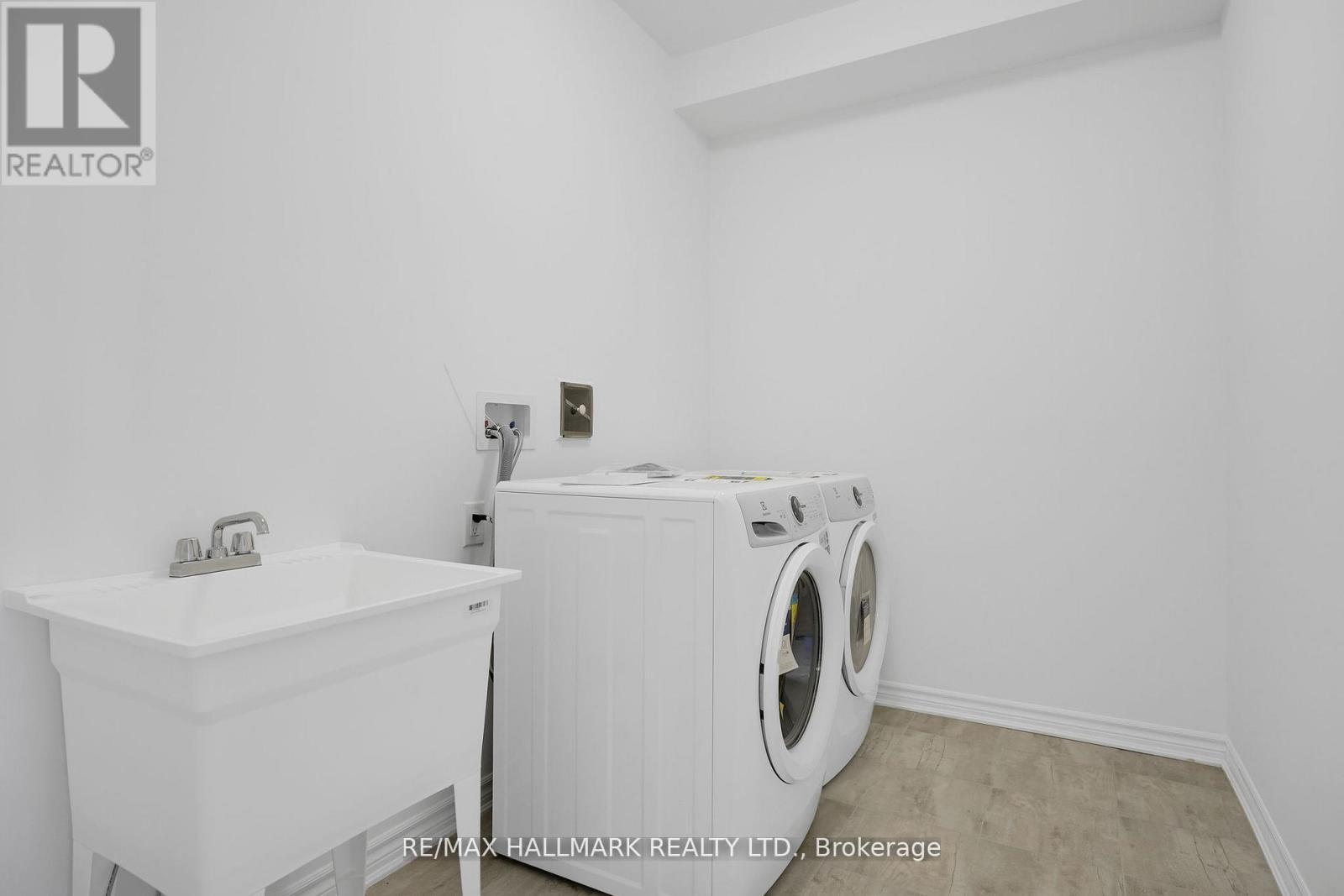 700 Sargeant Place, Innisfil, ON - Indoor Photo Showing Laundry Room