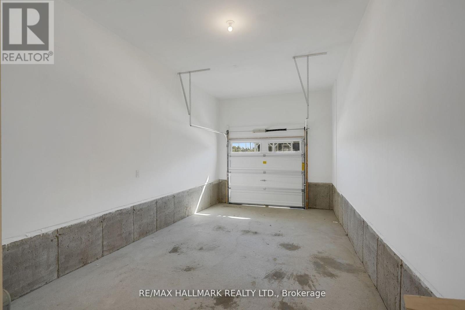 700 Sargeant Place, Innisfil, ON - Indoor Photo Showing Garage