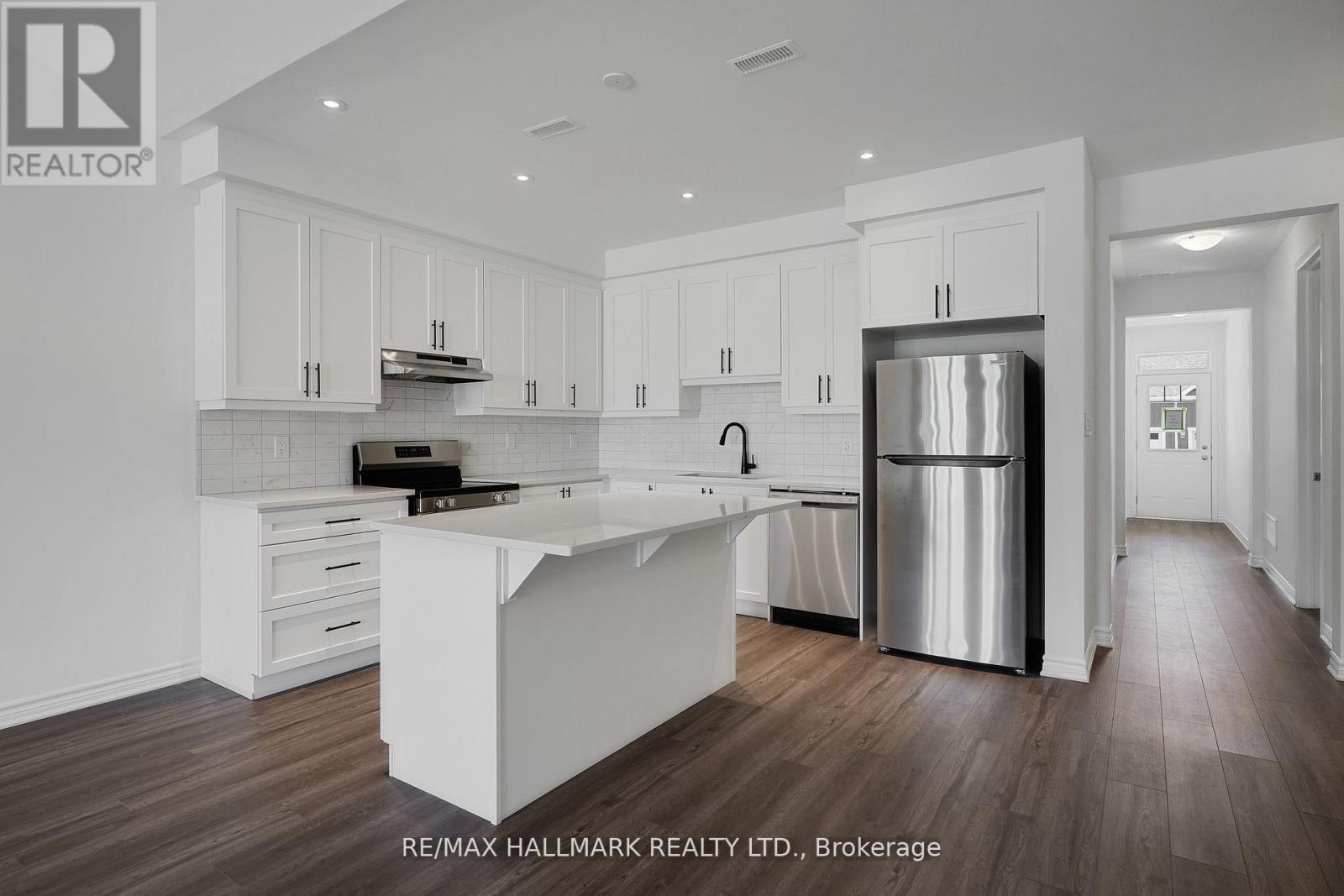 700 Sargeant Place, Innisfil, ON - Indoor Photo Showing Kitchen With Stainless Steel Kitchen With Upgraded Kitchen