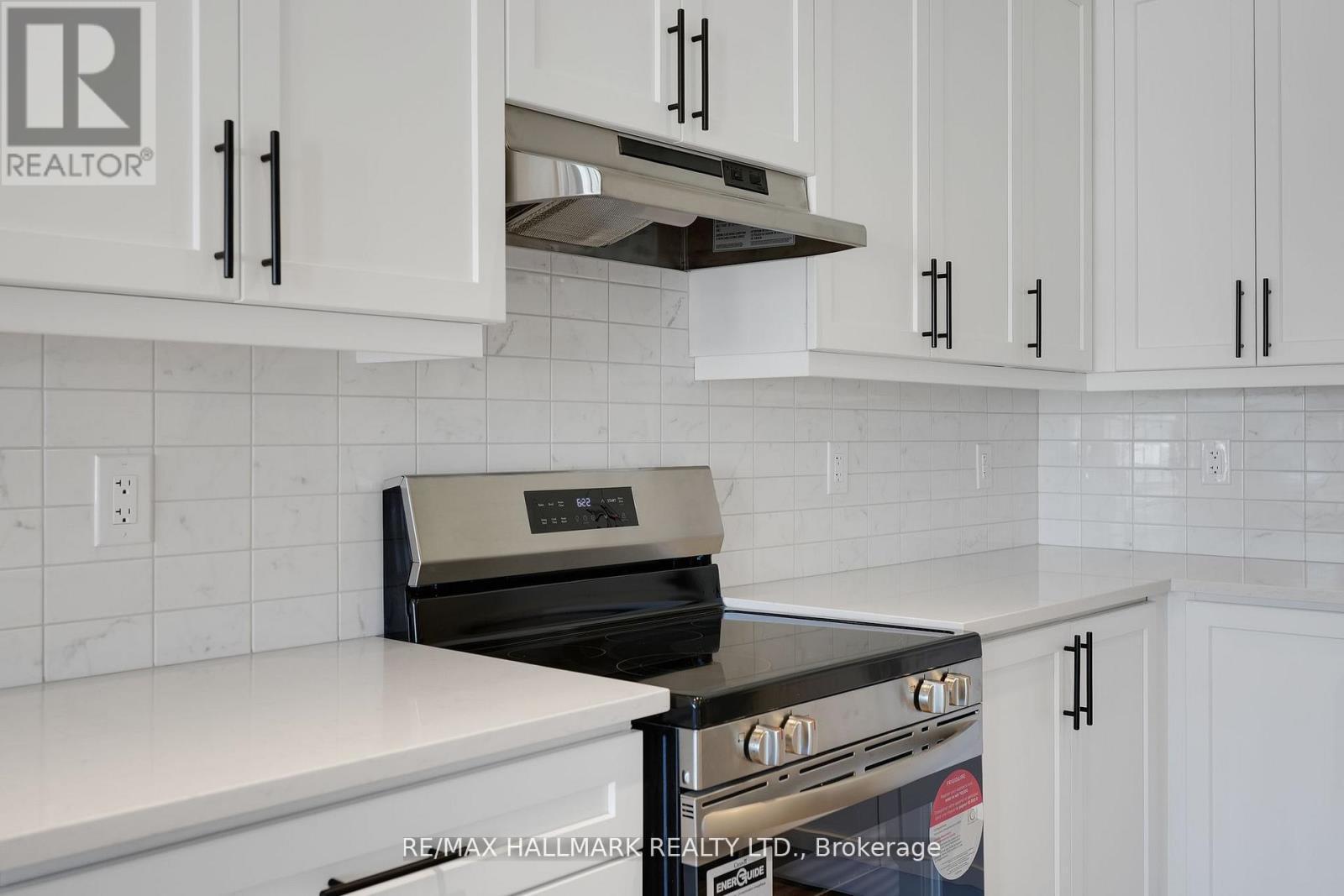 700 Sargeant Place, Innisfil, ON - Indoor Photo Showing Kitchen
