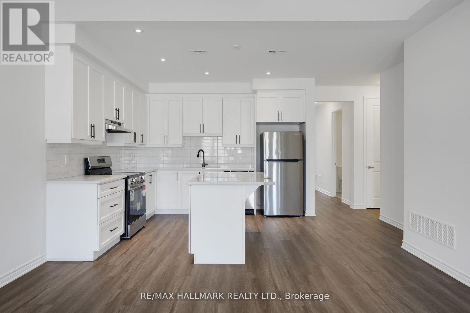700 Sargeant Place, Innisfil, ON - Indoor Photo Showing Kitchen With Stainless Steel Kitchen With Upgraded Kitchen