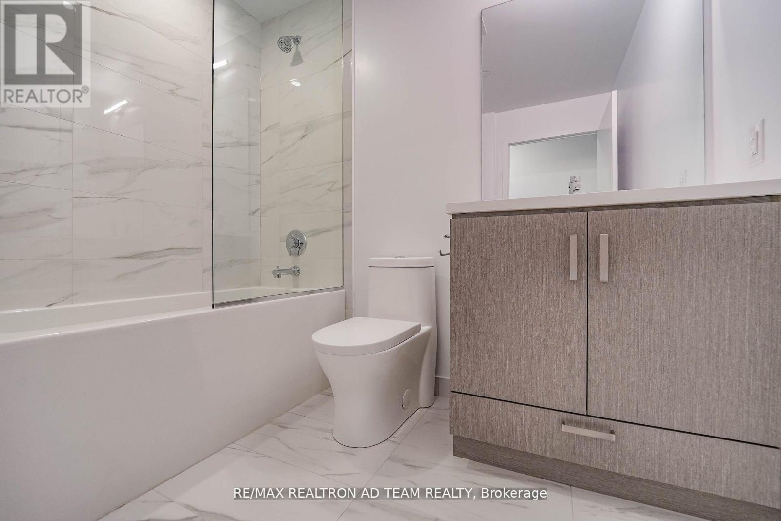 1017 - 38 Honeycrisp Crescent, Vaughan, ON - Indoor Photo Showing Bathroom