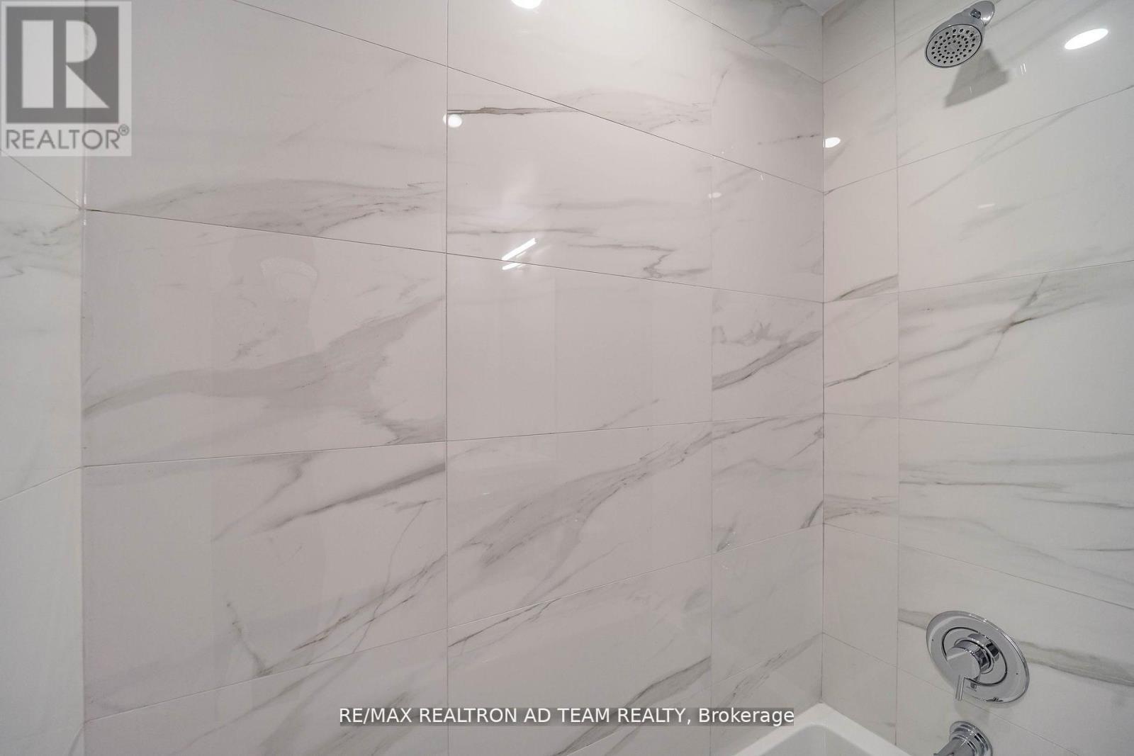 1017 - 38 Honeycrisp Crescent, Vaughan, ON - Photo Showing Bathroom