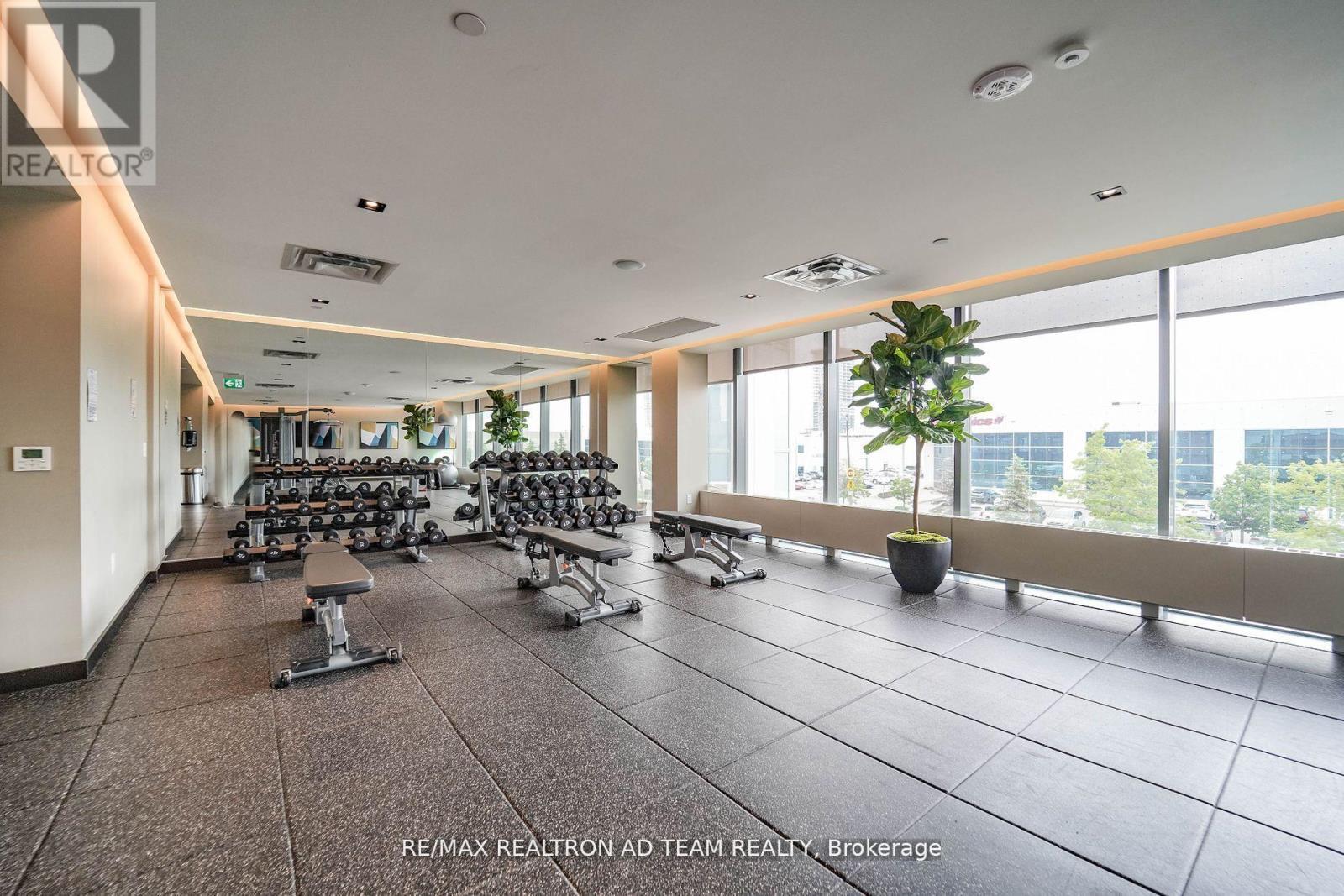 1017 - 38 Honeycrisp Crescent, Vaughan, ON - Indoor Photo Showing Gym Room