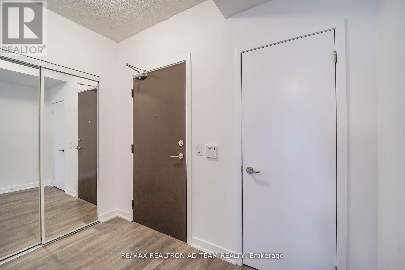1017 - 38 Honeycrisp Crescent, Vaughan, ON - Indoor Photo Showing Other Room