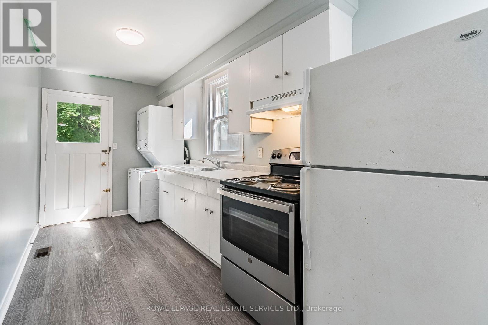 Main - 144 Lake Crescent, Toronto, ON - Indoor Photo Showing Kitchen