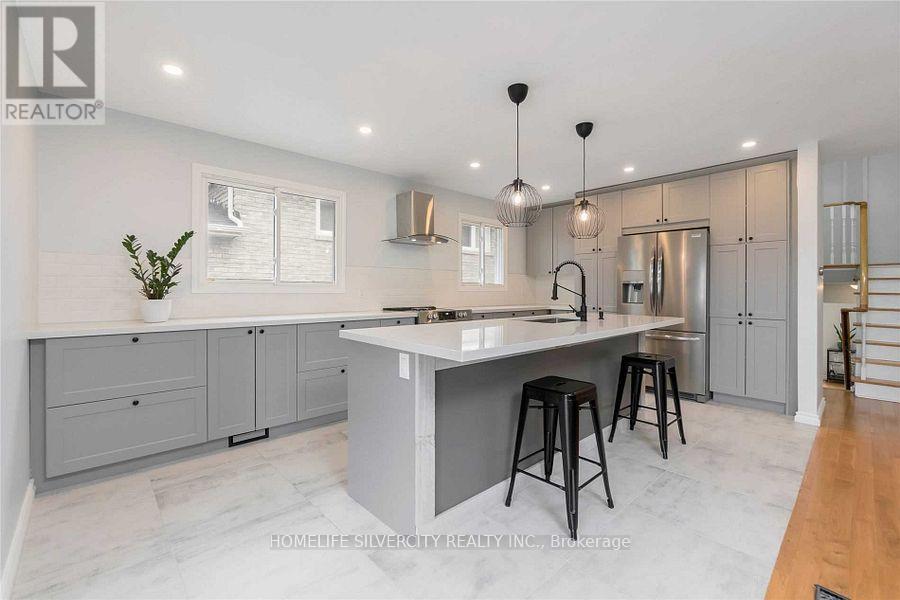1632 Lewes Way, Mississauga, ON - Indoor Photo Showing Kitchen With Upgraded Kitchen