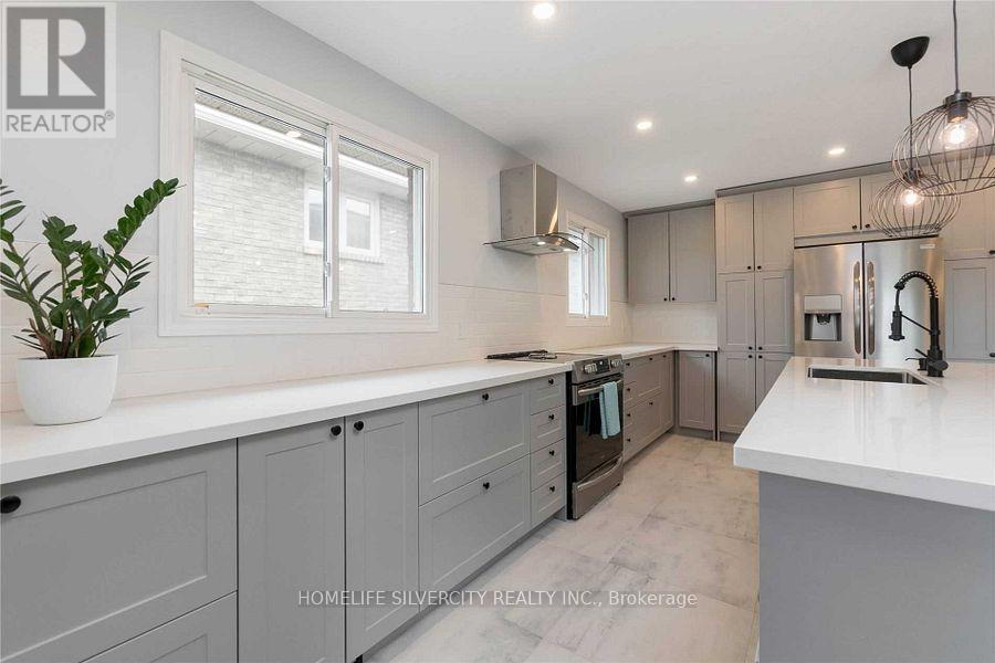 1632 Lewes Way, Mississauga, ON - Indoor Photo Showing Kitchen With Upgraded Kitchen