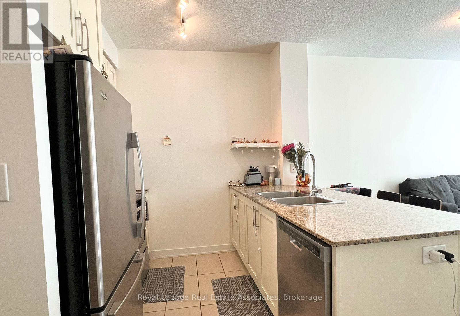 4403 - 4070 Confederation Parkway, Mississauga, ON - Indoor Photo Showing Kitchen With Double Sink