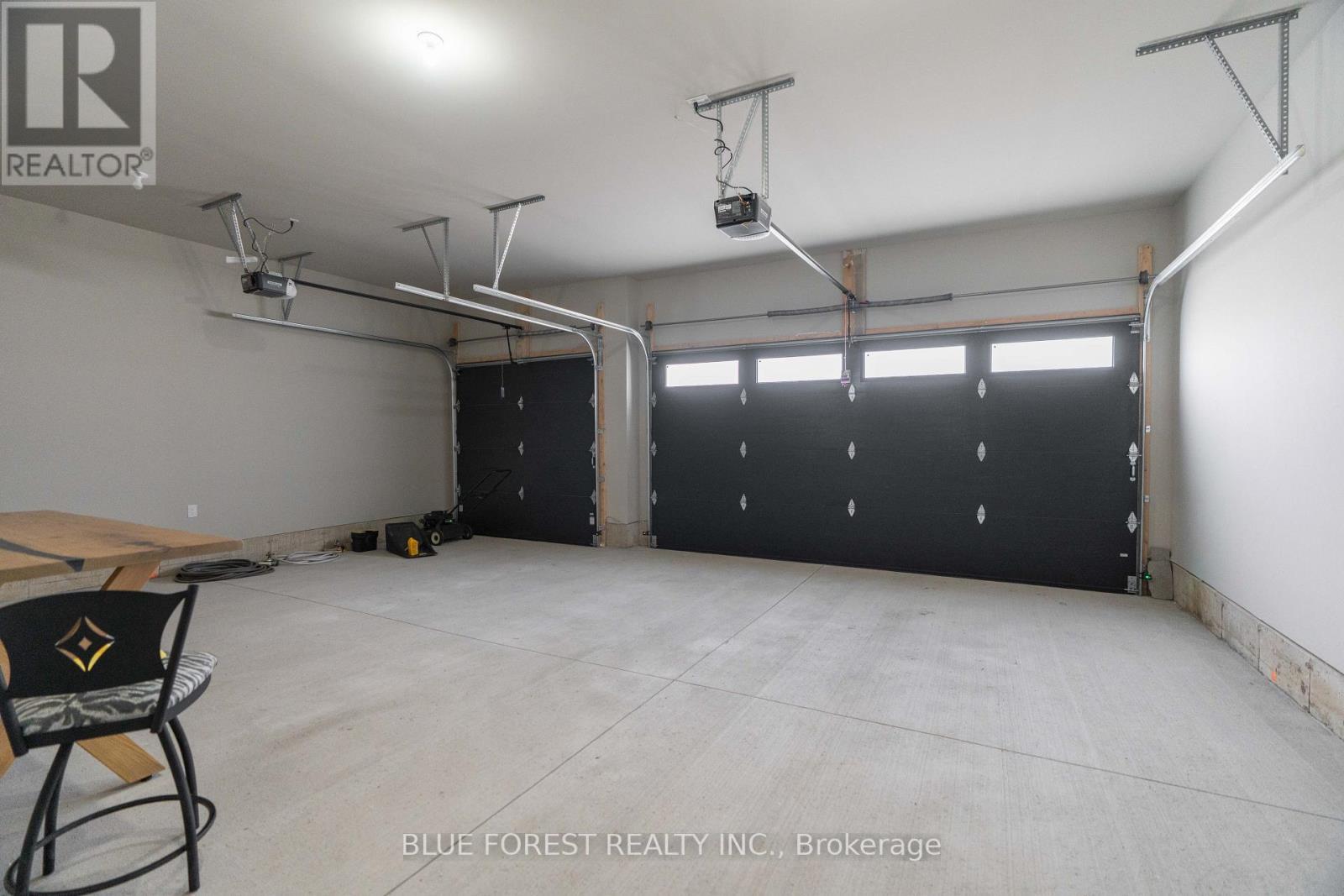 303 Nancy Street, Dutton/Dunwich, ON - Indoor Photo Showing Garage