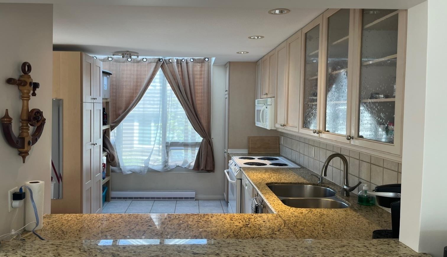 14831 Marine Drive, White Rock, BC - Indoor Photo Showing Kitchen With Double Sink