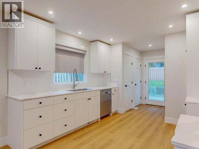 4678 Cook Ave, Powell River, BC - Indoor