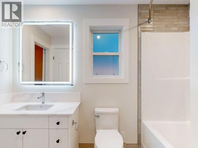 4678 Cook Ave, Powell River, BC - Indoor Photo Showing Bathroom