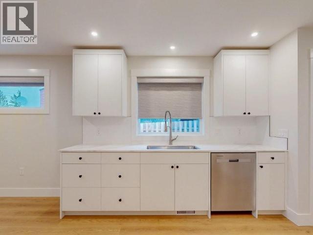 4678 Cook Ave, Powell River, BC - Indoor Photo Showing Kitchen
