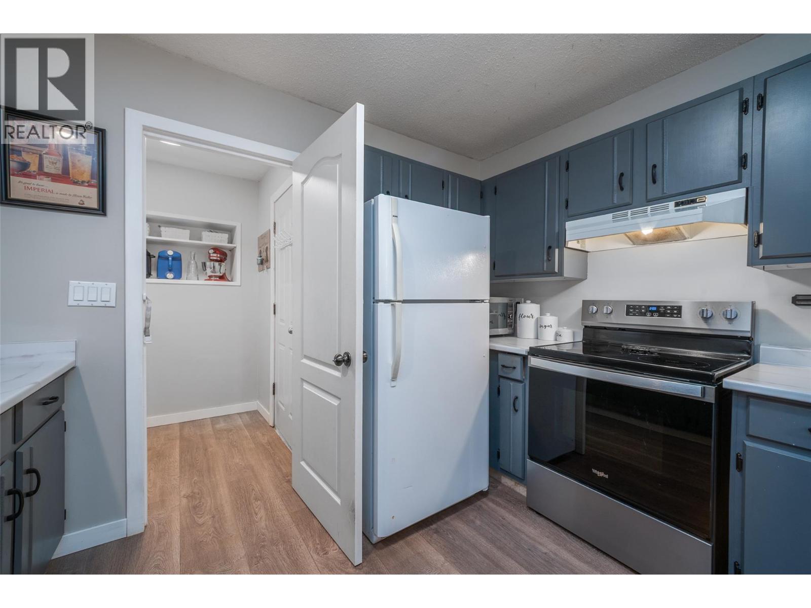 4840 Scotty Creek Road, Kelowna, BC - Indoor Photo Showing Kitchen