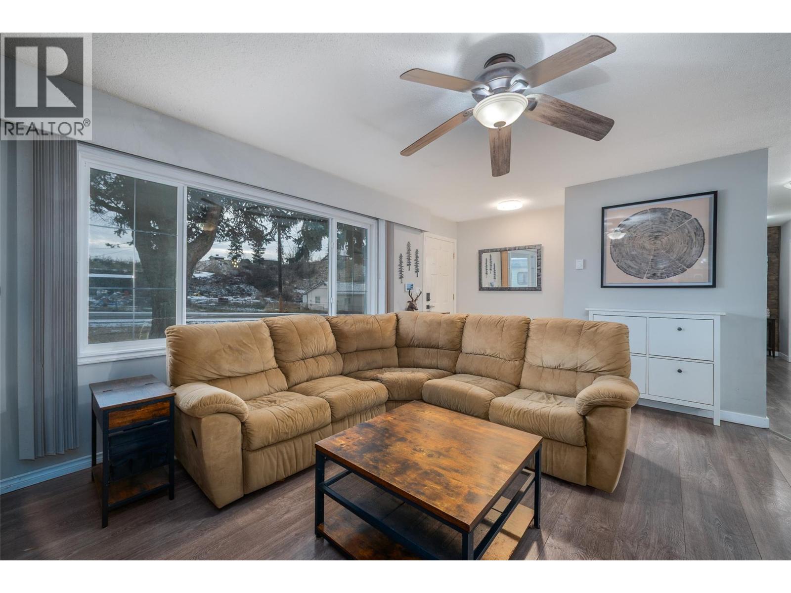 4840 Scotty Creek Road, Kelowna, BC - Indoor Photo Showing Living Room