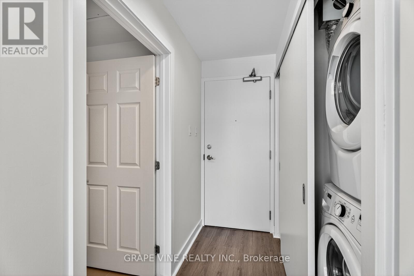750 - 340 Mcleod Street, Ottawa, ON - Indoor Photo Showing Laundry Room