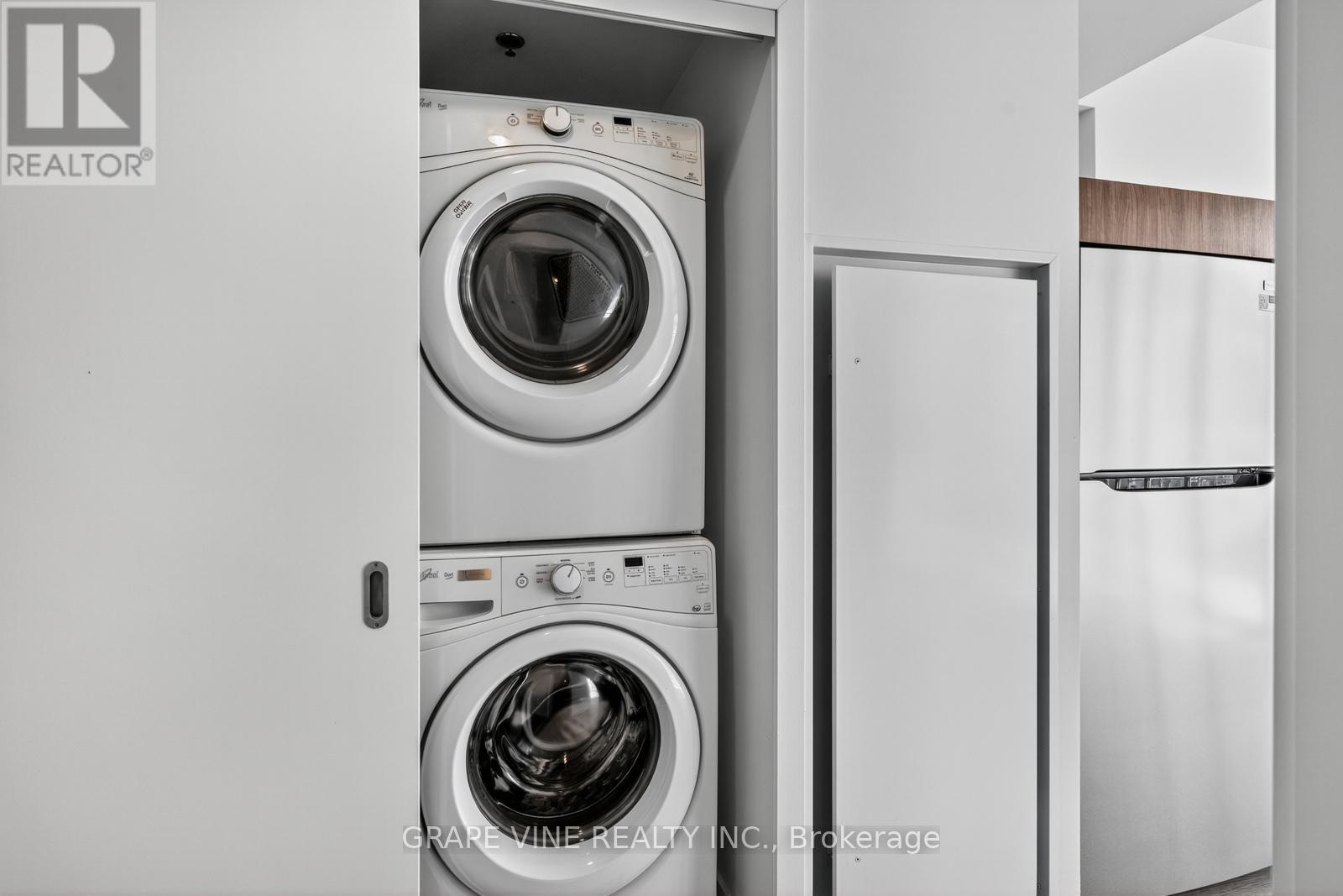 750 - 340 Mcleod Street, Ottawa, ON - Indoor Photo Showing Laundry Room