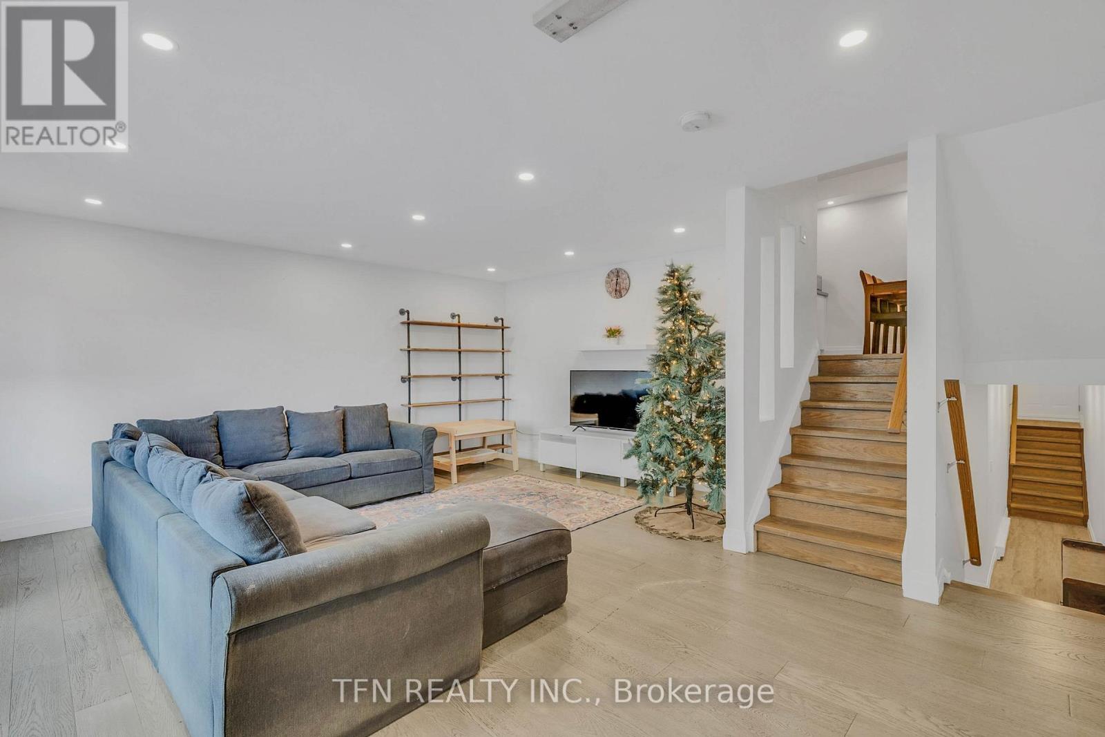 115 - 242 Milestone Crescent, Aurora, ON - Indoor Photo Showing Living Room With Fireplace