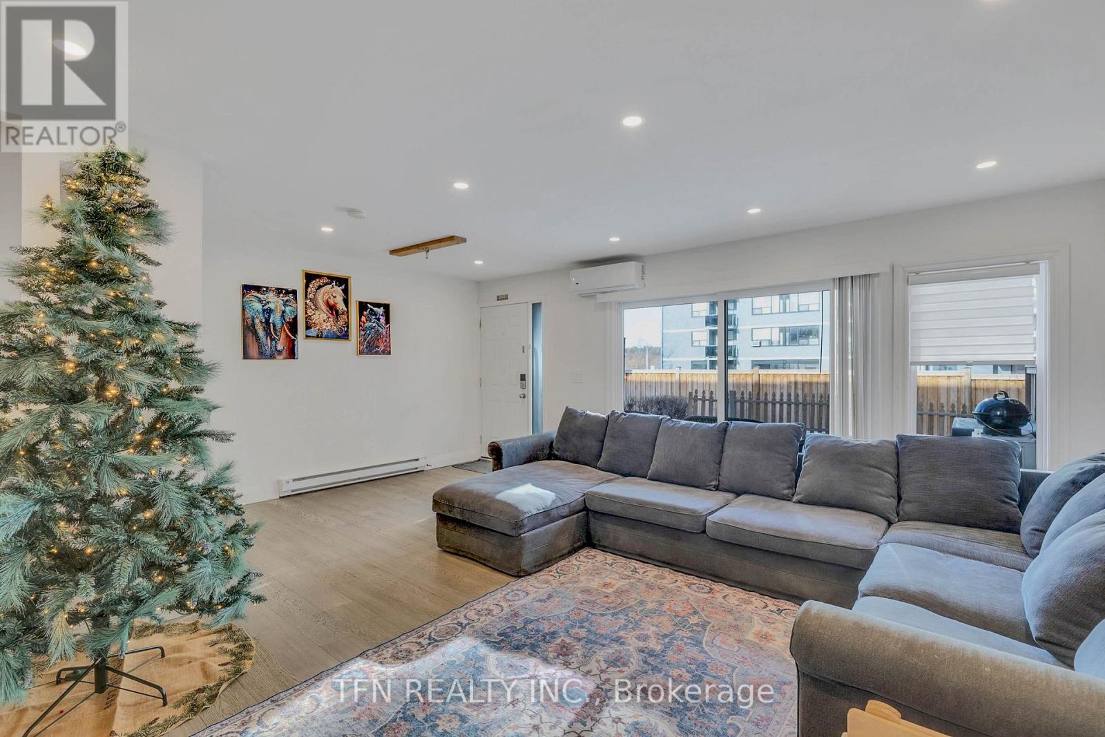 115 - 242 Milestone Crescent, Aurora, ON - Indoor Photo Showing Living Room