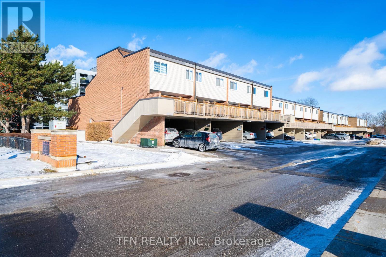 115 - 242 Milestone Crescent, Aurora, ON - Outdoor