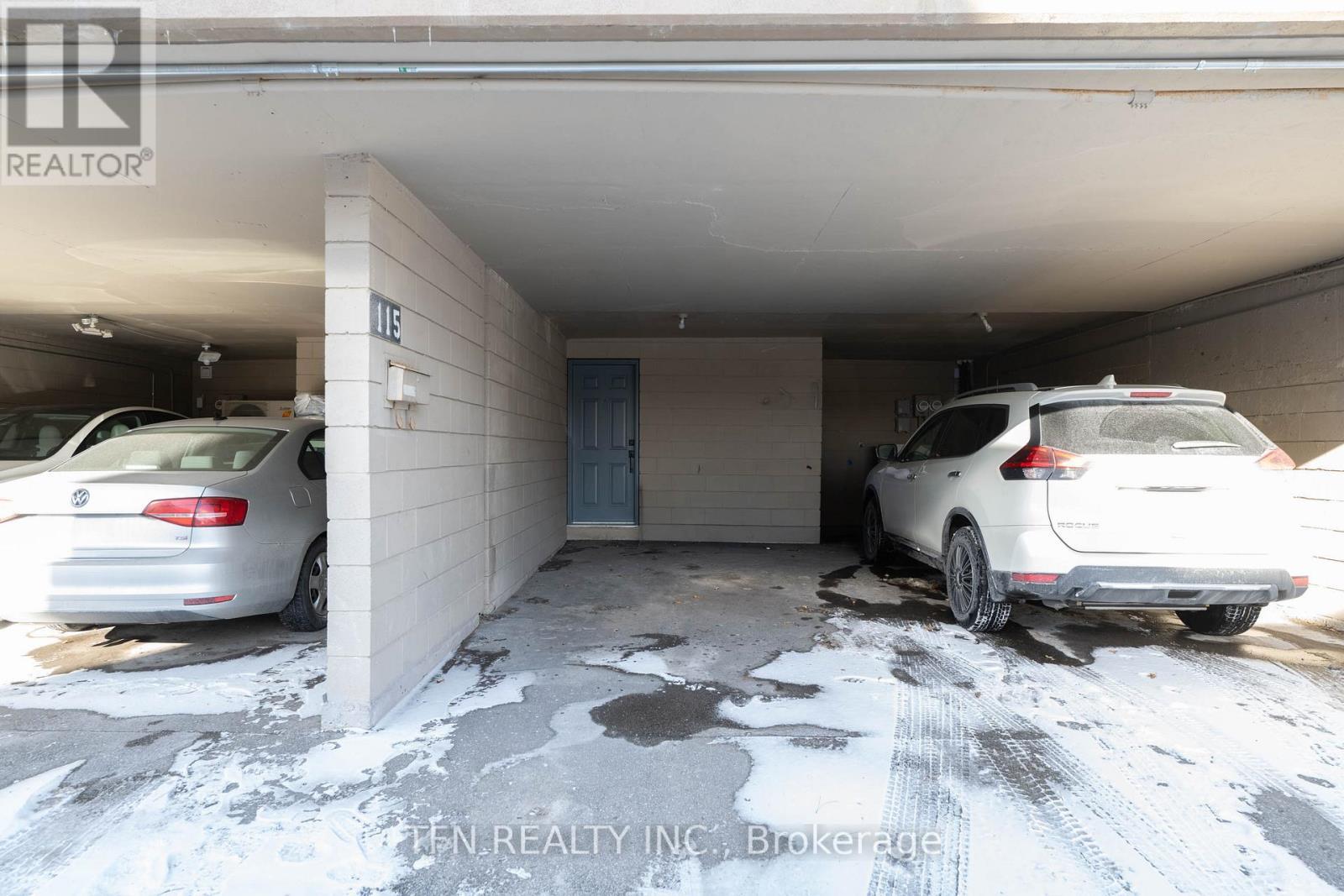 115 - 242 Milestone Crescent, Aurora, ON - Indoor Photo Showing Garage