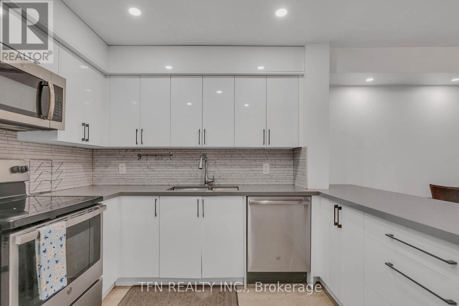 115 - 242 Milestone Crescent, Aurora, ON - Indoor Photo Showing Kitchen With Double Sink With Upgraded Kitchen