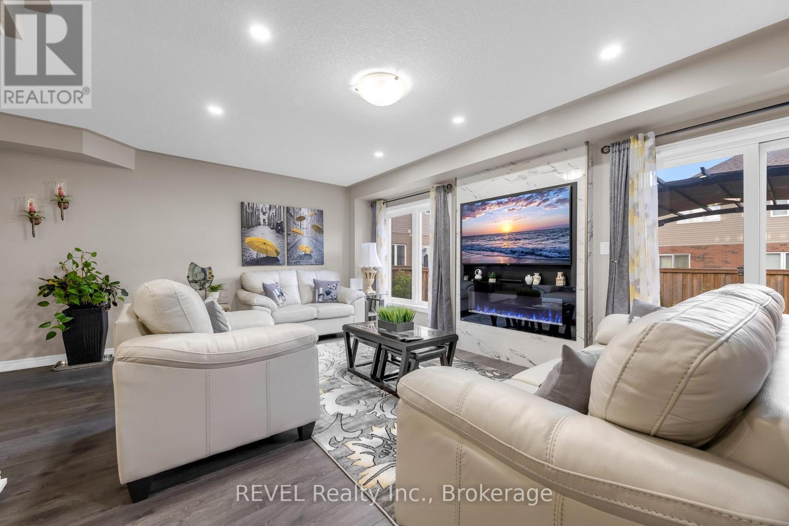 102 Cittadella Boulevard, Hamilton, ON - Indoor Photo Showing Living Room