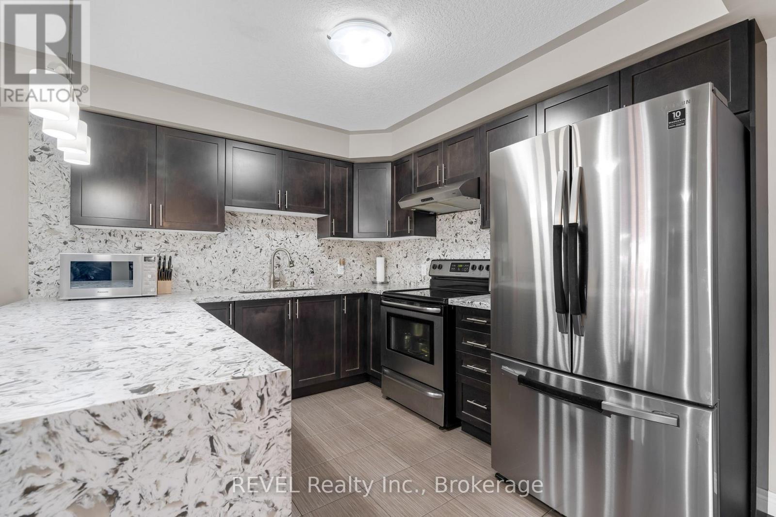 102 Cittadella Boulevard, Hamilton, ON - Indoor Photo Showing Kitchen With Double Sink With Upgraded Kitchen