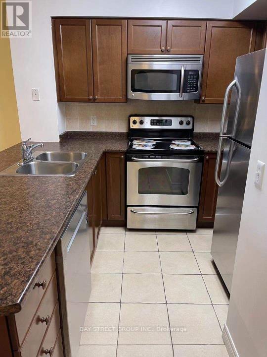 515 - 51 Lower Simcoe Street, Toronto, ON - Indoor Photo Showing Kitchen With Double Sink
