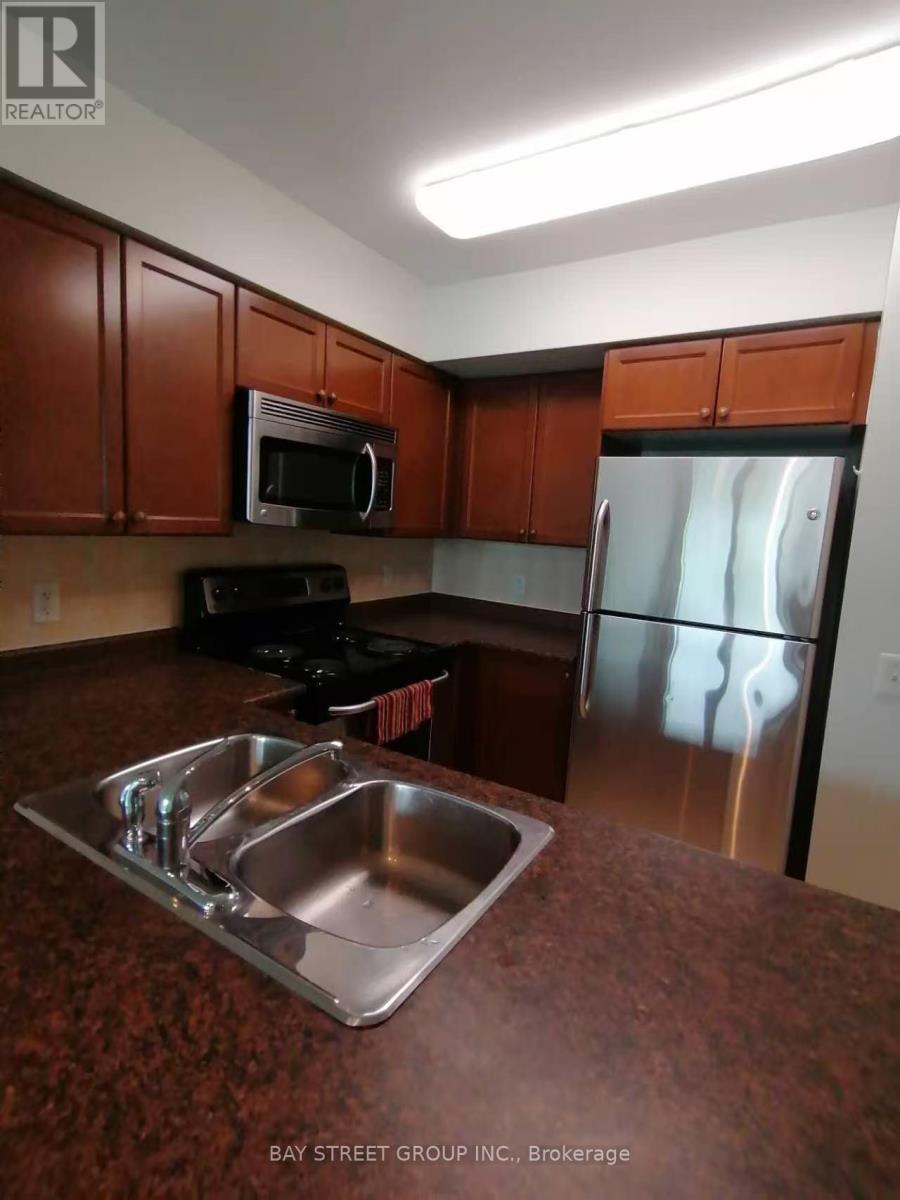 515 - 51 Lower Simcoe Street, Toronto, ON - Indoor Photo Showing Kitchen With Double Sink