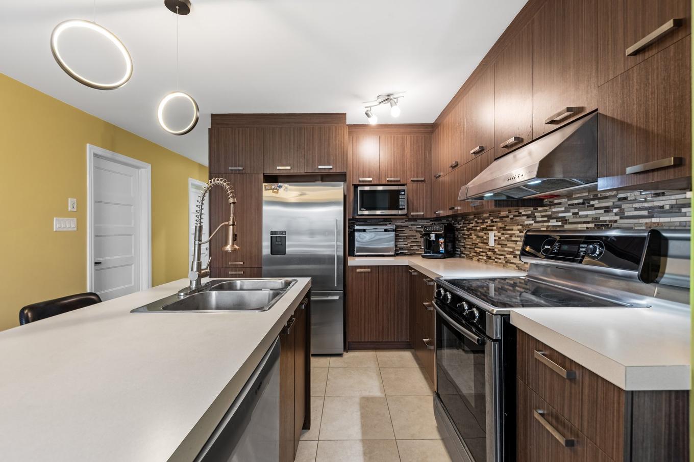 Kitchen - 12-4178 Mtée St-Hubert, Longueuil (Saint-Hubert), QC - Indoor Photo Showing Kitchen With Double Sink With Upgraded Kitchen