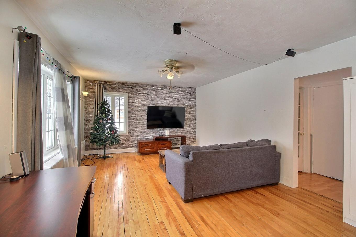 Salon - 198 Rue Fisher, Val-D'Or, QC - Indoor Photo Showing Living Room