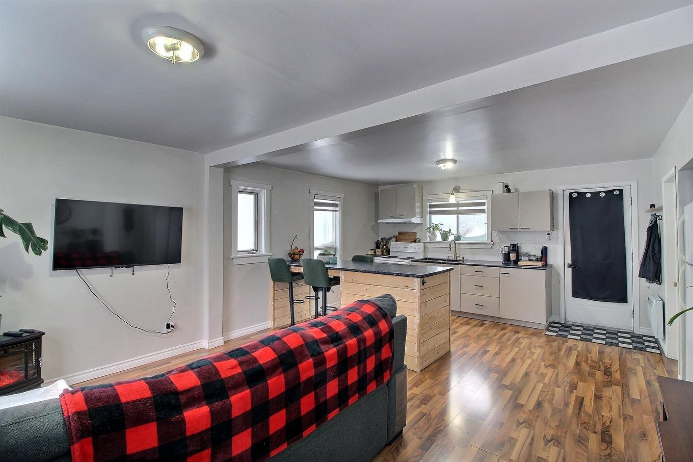 Salon - 145 Av. Champlain, Rouyn-Noranda, QC - Indoor