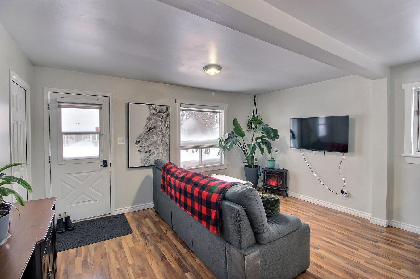 Salon - 145 Av. Champlain, Rouyn-Noranda, QC - Indoor Photo Showing Living Room