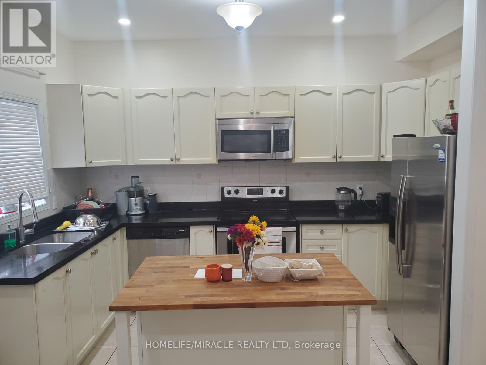 Main - 17 Portrush Trail, Brampton, ON - Indoor Photo Showing Kitchen With Double Sink With Upgraded Kitchen
