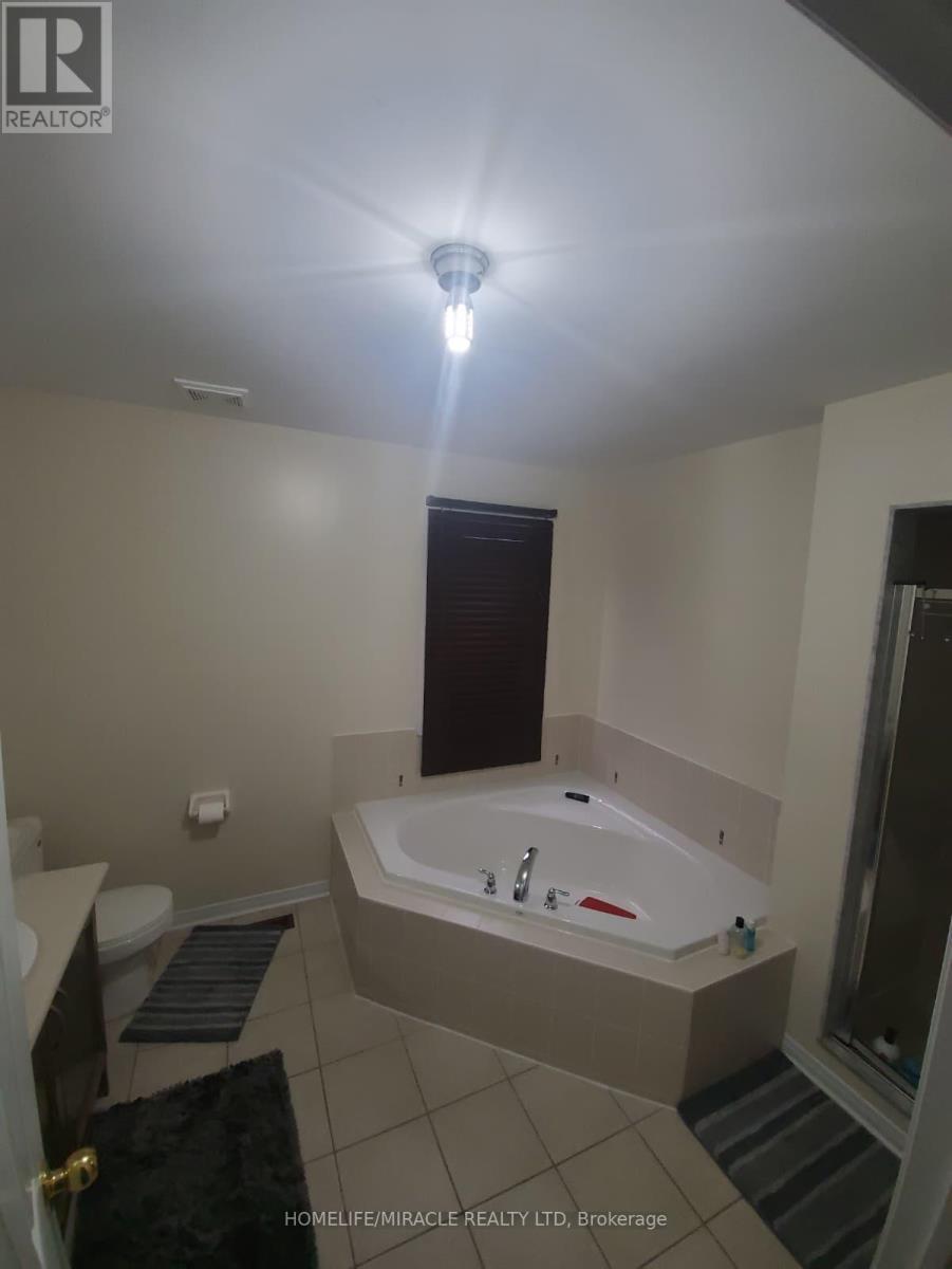 Main - 17 Portrush Trail, Brampton, ON - Indoor Photo Showing Bathroom