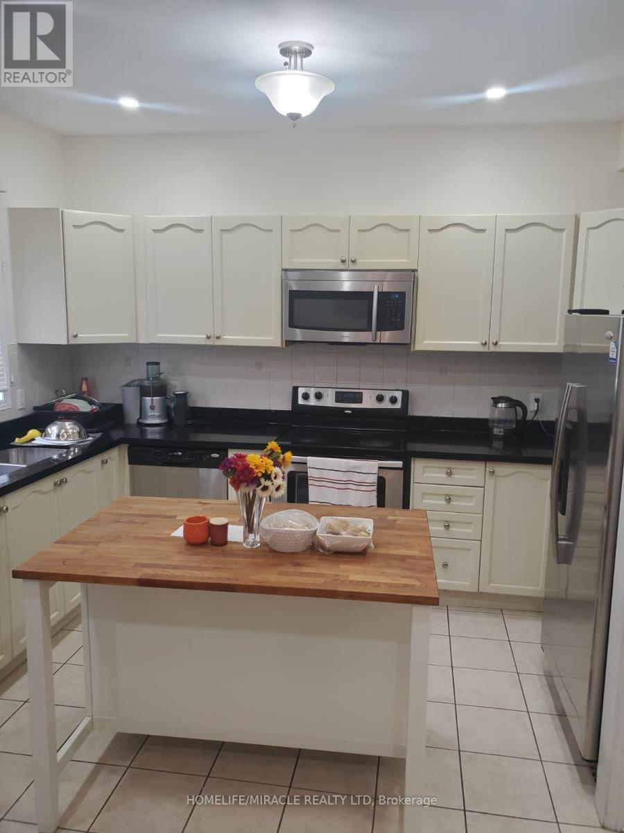 Main - 17 Portrush Trail, Brampton, ON - Indoor Photo Showing Kitchen
