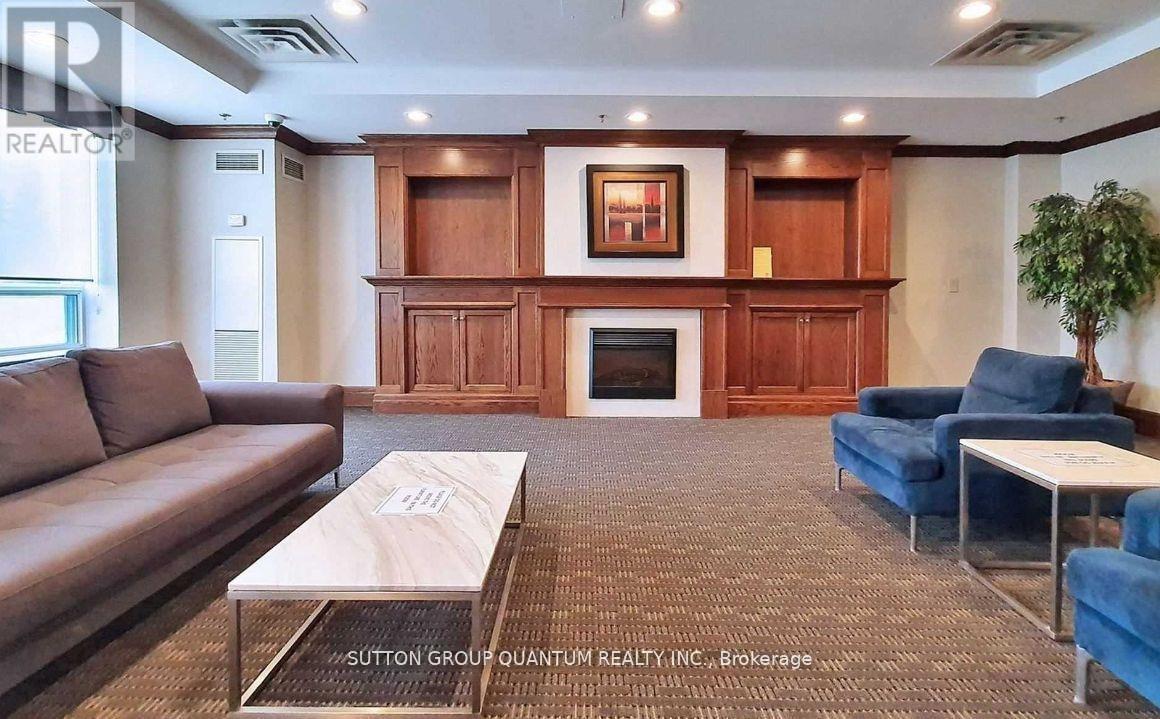 Ph5 - 11 Oneida Crescent E, Richmond Hill, ON - Indoor Photo Showing Living Room With Fireplace