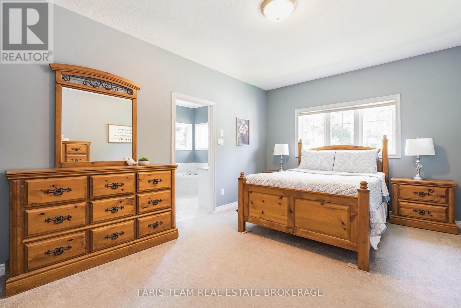 35 Parr Boulevard, Springwater, ON - Indoor Photo Showing Bedroom