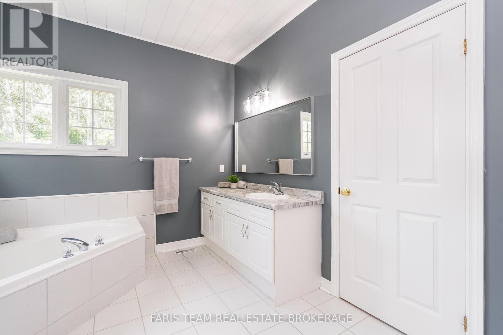 35 Parr Boulevard, Springwater, ON - Indoor Photo Showing Bathroom